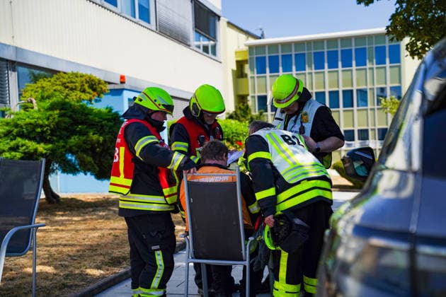 Brand in Lagerhalle Feuerwehren aus mehreren Kommunen im Einsatz Am 28.07.2026 kam es gegen 09:00 Uhr zu einem Brand in einer Lagerhalle in der Gutenbergstraße in Kriftel. Feuerwehr und Polizei sowie Feuerwehren aus dem Umkreis Hofheim und Bad Soden sind vor Ort im Einsatz, die Löscharbeiten dauern derzeit an. Zum Einsatz kommen ein mobiler Lüfter, der die Halle mit einem Wasser-Luft-Gemisch bebläst, sowie eine Drohne, die das Hallendach überfliegt. Aufgrund des Einsatzes sind die Gutenbergstraße sowie die Bachstraße gesperrt, im Umfeld kann es zu Geruchsbelästigungen kommen. Das DRK hat gegen 11:30 Uhr eine Versorgungsstation für die Einsatzkräfte aufgebaut, eine Gefahr für die Bevölkerung besteht nach aktuellem Stand nicht