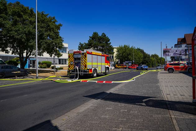 Brand in Lagerhalle Feuerwehren aus mehreren Kommunen im Einsatz Am 28.07.2026 kam es gegen 09:00 Uhr zu einem Brand in einer Lagerhalle in der Gutenbergstraße in Kriftel. Feuerwehr und Polizei sowie Feuerwehren aus dem Umkreis Hofheim und Bad Soden sind vor Ort im Einsatz, die Löscharbeiten dauern derzeit an. Zum Einsatz kommen ein mobiler Lüfter, der die Halle mit einem Wasser-Luft-Gemisch bebläst, sowie eine Drohne, die das Hallendach überfliegt. Aufgrund des Einsatzes sind die Gutenbergstraße sowie die Bachstraße gesperrt, im Umfeld kann es zu Geruchsbelästigungen kommen. Das DRK hat gegen 11:30 Uhr eine Versorgungsstation für die Einsatzkräfte aufgebaut, eine Gefahr für die Bevölkerung besteht nach aktuellem Stand nicht