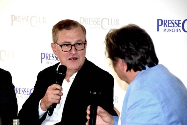 Bayern-Boss Jan-Christian Dreesen Manfred Otzelberger Moderator Muenchen 28.07.2026 Presseclub Muenchen Eigenveranstaltung: Die WM ist vorbei der FC Bayern startet wieder! Bayern-Boss Jan-Christian Dreesen vor Saisonbeginn im Gespräch ueber dauerhaften finanziellen und sportlichen Erfolg Foto Muenchen *** Bayern Boss Jan Christian Dreesen, Manfred Otzelberger, Host, Munich, July 28, 2026, Munich Press Club, In-house Event. The World Cup is over; FC Bayern is back in action. Bayern Boss Jan Christian Dreesen discusses long-term financial and sporting success ahead of the start of the season. Photo: Munich