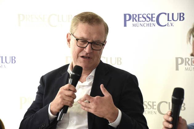 Bayern-Boss Jan-Christian Dreesen Muenchen 28.07.2026 Presseclub Muenchen Eigenveranstaltung: Die WM ist vorbei der FC Bayern startet wieder! Bayern-Boss Jan-Christian Dreesen vor Saisonbeginn im Gespräch ueber dauerhaften finanziellen und sportlichen Erfolg Foto Muenchen *** Bayern Boss Jan Christian Dreesen, Munich, July 28, 2026, Munich Press Club, In-house Event: The World Cup is over; FC Bayern is back in action. Bayern Boss Jan Christian Dreesen discusses long-term financial and sporting success ahead of the start of the season. Photo: Munich