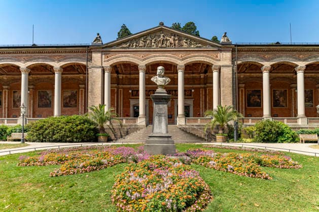 Trinkhalle Baden-Baden Die Trinkhalle Brunnenhalle mit Denkmal Kaiser Wilhelms I. in Baden-Baden, Baden-Württemberg, Deutschland The Trinkhalle pump house with bust of Kaiser Wilhelm the First in Baden-Baden, Baden-Württemberg, Germany *** Trinkhalle Baden-Baden The Trinkhalle pump house with a bust of Kaiser Wilhelm I in Baden-Baden, Baden-Württemberg, Germany The Trinkhalle pump house with a bust of Kaiser Wilhelm I in Baden-Baden, Baden-Württemberg, Germany