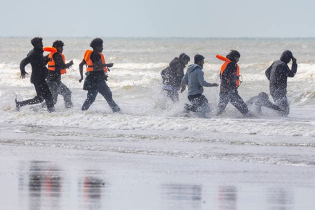 July 28, 2026, Hardelot, France: Hardelot, France. Migrants run along the beach at Hardelot-Plage in an attempt to board an inflatable boat to cross the English Channel in northern France. Hardelot France  - ZUMAl94_ 20260728_zaf_l94_032 Copyright: xMarcinxNowakx