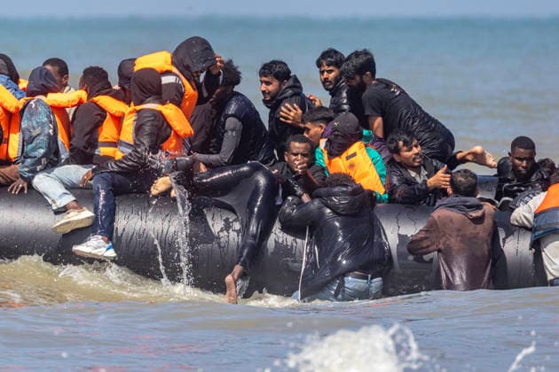 July 28, 2026, Hardelot, France: Hardelot, France. Migrants board an inflatable boat on the beach at Hardelot-Plage in an attempt to cross the English Channel in northern France. Hardelot France  - ZUMAl94_ 20260728_zaf_l94_035 Copyright: xMarcinxNowakx
