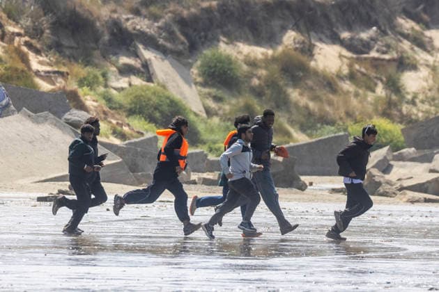 July 28, 2026, Hardelot, France: Hardelot, France. Migrants run along the beach at Hardelot-Plage in an attempt to board an inflatable boat to cross the English Channel in northern France. Hardelot France  - ZUMAl94_ 20260728_zaf_l94_036 Copyright: xMarcinxNowakx