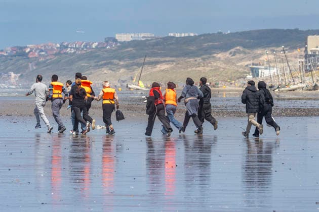 July 28, 2026, Hardelot, France: Hardelot, France. Migrants run along the beach at Hardelot-Plage in an attempt to board an inflatable boat to cross the English Channel in northern France. Hardelot France  - ZUMAl94_ 20260728_zaf_l94_042 Copyright: xMarcinxNowakx