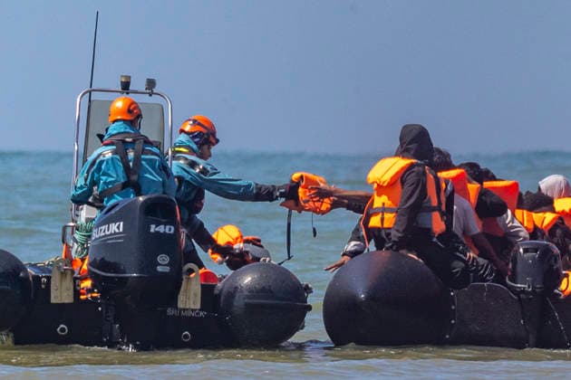 July 28, 2026, Hardelot, France: Hardelot, France. Maritime rescue services give life jackets to migrants aboard an inflatable boat as they attempt to cross the English Channel near Hardelot-Plage in northern France. Hardelot France  - ZUMAl94_ 20260728_zaf_l94_043 Copyright: xMarcinxNowakx