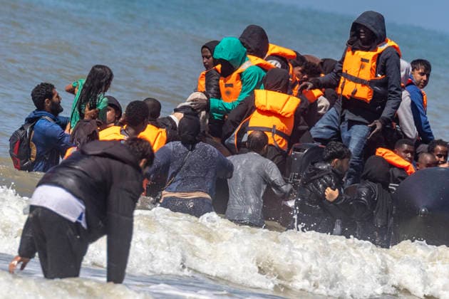 July 28, 2026, Hardelot, France: Hardelot, France. Migrants board an inflatable boat on the beach at Hardelot-Plage in an attempt to cross the English Channel in northern France. Hardelot France  - ZUMAl94_ 20260728_zaf_l94_046 Copyright: xMarcinxNowakx