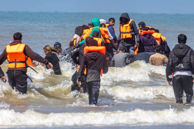 July 28, 2026, Hardelot, France: Hardelot, France. Migrants board an inflatable boat on the beach at Hardelot-Plage in an attempt to cross the English Channel in northern France. Hardelot France  - ZUMAl94_ 20260728_zaf_l94_048 Copyright: xMarcinxNowakx