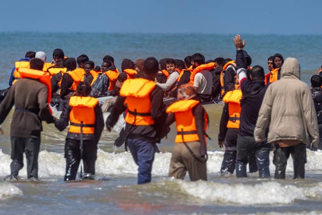 July 28, 2026, Hardelot, France: Hardelot, France. Migrants try to board an inflatable boat on the beach at Hardelot-Plage in an attempt to cross the English Channel in northern France. Hardelot France  - ZUMAl94_ 20260728_zaf_l94_050 Copyright: xMarcinxNowakx