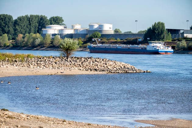 RECORD DATE NOT STATED Niedrigwasser am Rhein in Duisburg Niedrigwasser des Rheins in Duisburg. Blick in Richtung der der A40 Brücke im Duisburger Stadtteil Hochheide. Veröffentlichungen nur für redaktionelle Zwecke. Foto: FotoPrensa Duisburg NRW, Nordrhein Westfalen *** Low Water Levels on the Rhine in Duisburg Low water levels on the Rhine in Duisburg View toward the A40 bridge in the Hochheide district of Duisburg Publications for editorial purposes only Photo: FotoPrensa Duisburg NRW, North Rhine-Westphalia