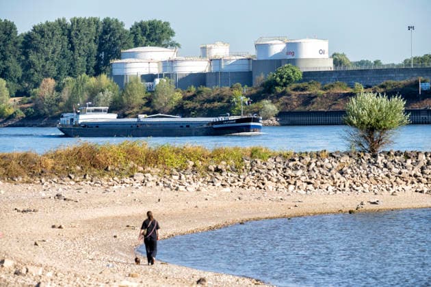 RECORD DATE NOT STATED Niedrigwasser am Rhein in Duisburg Niedrigwasser des Rheins in Duisburg. Blick auf Enport Tanklager. Veröffentlichungen nur für redaktionelle Zwecke. Foto: FotoPrensa Duisburg NRW, Nordrhein Westfalen *** Low Water Levels on the Rhine in Duisburg Low Water Levels on the Rhine in Duisburg View of the Enport Tank Farm Publications for editorial purposes only Photo: FotoPrensa Duisburg, NRW, North Rhine-Westphalia