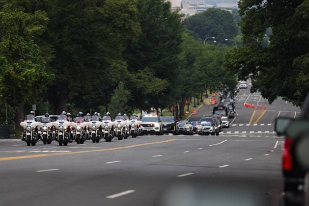 July 28, 2026, Washington, District Of Columbia, USA: A motorcade and a hearse carrying the casket of U.S. Senator Lindsey Graham (R-SC) arrives at the U.S. Capitol ahead of a memorial service in Washington, D.C. on July 28, 2026. Washington USA - ZUMAd227 20260728_znp_d227_001 Copyright: xBryanxDozierx
