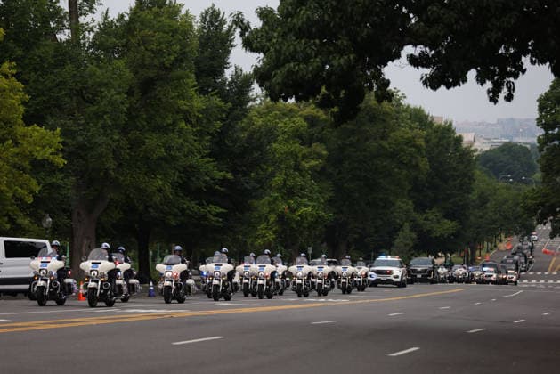 July 28, 2026, Washington, District Of Columbia, USA: A motorcade and a hearse carrying the casket of U.S. Senator Lindsey Graham (R-SC) arrives at the U.S. Capitol ahead of a memorial service in Washington, D.C. on July 28, 2026. Washington USA - ZUMAd227 20260728_znp_d227_002 Copyright: xBryanxDozierx