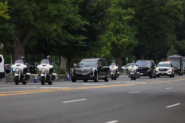 July 28, 2026, Washington, District Of Columbia, USA: A motorcade and a hearse carrying the casket of U.S. Senator Lindsey Graham (R-SC) arrives at the U.S. Capitol ahead of a memorial service in Washington, D.C. on July 28, 2026. Washington USA - ZUMAd227 20260728_znp_d227_004 Copyright: xBryanxDozierx