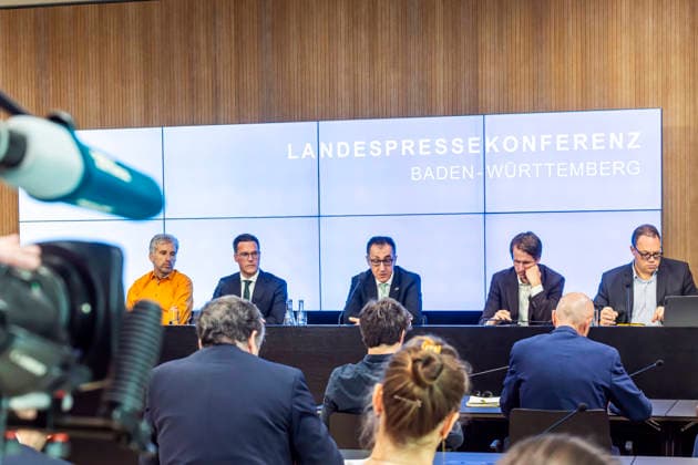Landespressekonferenz mit Ministerpräsident Cem Özdemir (Grüne), Innenminister Manuel Hagel (CDU) und Tübingens Oberbürgermeister Boris Palmer (Parteilos). Palmer wurde befristet auf zwei Jahre zum Unabhängigen Rat für Staatsmodernisierung und Verwaltungsvereinfachung bestellt. Rechts der Voristzende der Landespressekonferenz, Dr. Rafael Binkowski. 28.07.2026, Stuttgart, Baden-Württemberg, Deutschland *** State Press Conference with Minister President Cem Özdemir (Greens), Interior Minister Manuel Hagel (CDU), and Tübingen Mayor Boris Palmer (Independent). Palmer was appointed for a two-year term to the Independent Council for State Modernization and Administrative Simplification. On the right is the chair of the State Press Conf