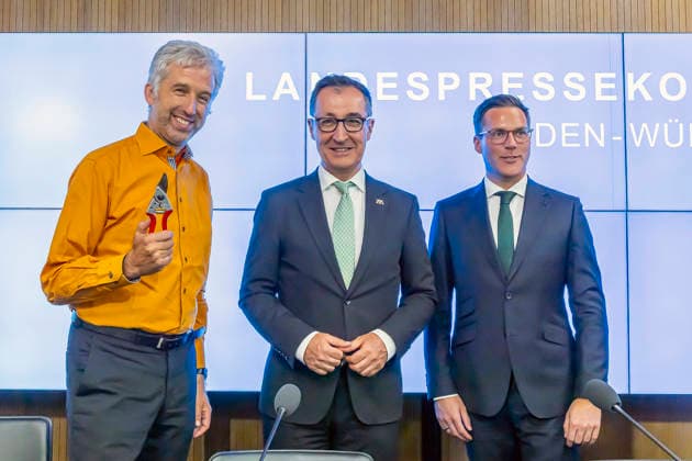 Landespressekonferenz mit Ministerpräsident Cem Özdemir (Grüne), Innenminister Manuel Hagel (CDU) und Tübingens Oberbürgermeister Boris Palmer (Parteilos). Palmer wurde befristet auf zwei Jahre zum Unabhängigen Rat für Staatsmodernisierung und Verwaltungsvereinfachung bestellt. Die Baumschere seines Vaters Helmut Palmer als Versprechen, den Wildwuchs bei den Verwaltungsvorschriften kräftig auszudünnen. 28.07.2026, Stuttgart, Baden-Württemberg, Deutschland *** State Press Conference with Minister President Cem Özdemir (Greens), Interior Minister Manuel Hagel (CDU), and Tübingen Mayor Boris Palmer (Independent) Palmer was appointed for a two-year term to the Independent Council for State Modernization and Administrative Simplifi