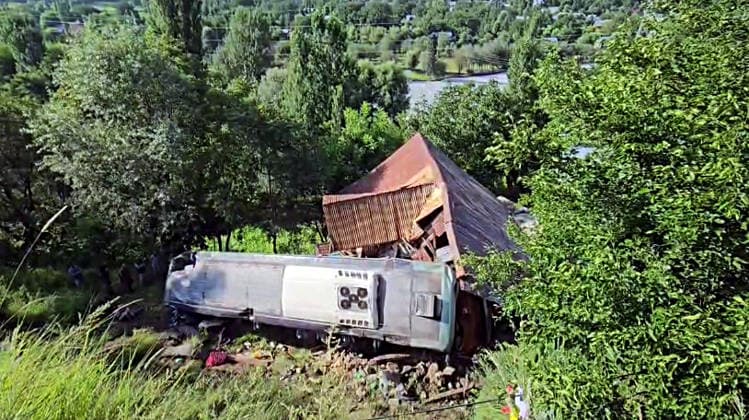 RECORD DATE NOT STATED A tourist bus skidded off the road at Hariganiwan Ganderbal, Jul 28 (ANI): A view of a damaged tourist bus after it skidded off the road at Hariganiwan, in Ganderbal on Tuesday. (ANI Video Grab) Ganderbal Jammu and Kashmir India Copyright: xANIx ANI_20260728311