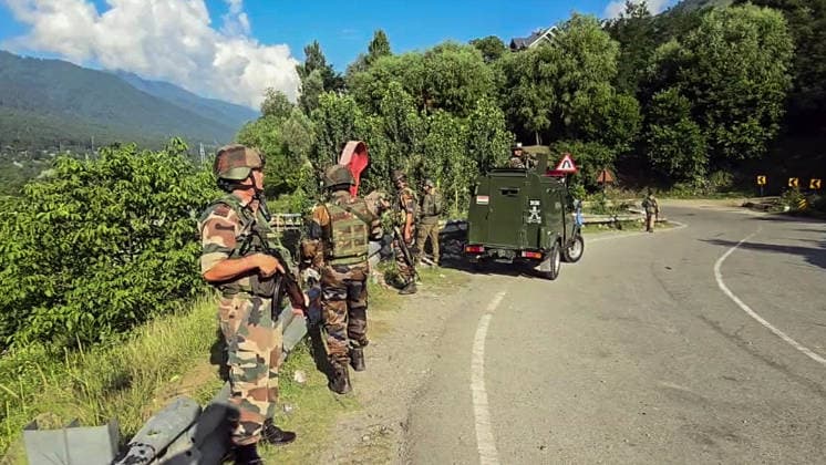RECORD DATE NOT STATED A tourist bus skidded off the road at Hariganiwan Ganderbal, Jul 28 (ANI): Security personnel at the site after a tourist bus skidded off the road at Hariganiwan, in Ganderbal on Tuesday. (ANI Video Grab) Ganderbal Jammu and Kashmir India Copyright: xANIx ANI_20260728313