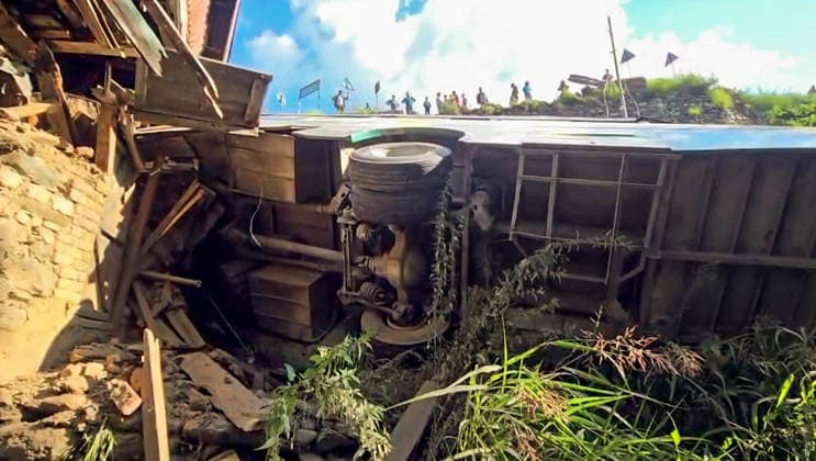 RECORD DATE NOT STATED A tourist bus skidded off the road at Hariganiwan Ganderbal, Jul 28 (ANI): A view of a damaged tourist bus after it skidded off the road at Hariganiwan, in Ganderbal on Tuesday. (ANI Video Grab) Ganderbal Jammu and Kashmir India Copyright: xANIx ANI_20260728323