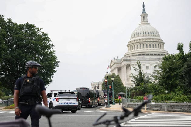 July 28, 2026, Washington, District Of Columbia, USA: A motorcade and a hearse carrying the casket of U.S. Senator Lindsey Graham (R-SC) arrives at the U.S. Capitol ahead of a memorial service in Washington, D.C. on July 28, 2026. Washington USA - ZUMAd227 20260728_znp_d227_018 Copyright: xBryanxDozierx