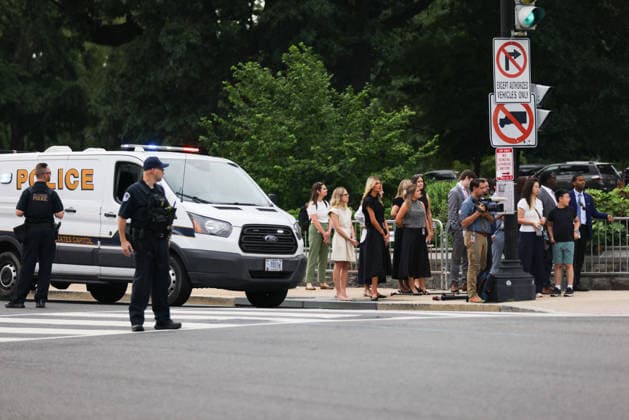 July 28, 2026, Washington, District Of Columbia, USA: People gather near at the U.S. Capitol as a motorcade and a hearse carrying the casket of U.S. Senator Lindsey Graham (R-SC) arrives for a memorial service in Washington, D.C. on July 28, 2026. Washington USA  - ZUMAd227 20260728_znp_d227_016 Copyright: xBryanxDozierx
