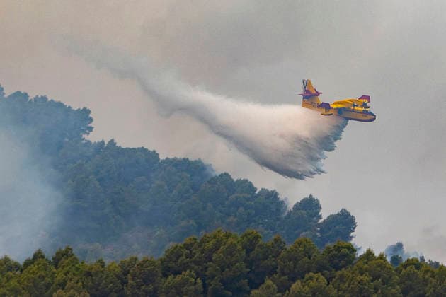 The Vall d’Uixó Fire Is Contained, but Smoke Remains a Concern A water bomber is working to extinguish the fire in Vall d’Uixó on July 28, 2026, in Castellón, Valencian Community, Spain. The fire that broke out in Vall d’Uixó, Castellón, is not growing significantly in terms of the number of hectares burned or its perimeter, but the smoke and the possibility that a temperature inversion could cause the fire to reignite are causing concern. Therefore, the absence of flames creates a false sense of security, and we cannot let our guard down. JULY 28, 2026 Ángel Sá Castellón, Valencian Community, Castellón, Valencian Community, Spain  Copyright: xÃngelxSanchezx 7691339