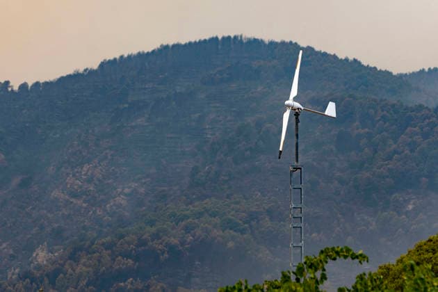 The fire in Vall d’Uixó has been contained, but smoke remains a concern. Smoke caused by the fire in Vall d’Uixó, on July 28, 2026, in Castellón, Valencian Community, Spain. The fire that broke out in Vall d’Uixó, Castellón, is not spreading significantly in terms of the number of hectares burned or its perimeter, but the smoke and the possibility that a temperature inversion could cause the fire to reignite are causing concern. Therefore, the absence of flames gives a false sense of security, and we must not let our guard down. JULY 28, 2026 Ángel Sá Castellón, Valencian Community, Castellón, Valencian Community, Spain  Copyright: xÃngelxSanchezx 7691349