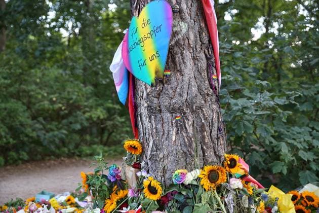 Berlin, Deutschland, 28.07.2026: Sachbeschädigung an Gedenkort für CSD-Anschlag: In Tatort-Nähe haben Menschen auf dem Ahornsteig Blumen niedergelegt, jemand hatte ein Herz aufgehängt. Wie die Berliner Polizei am Dienstag mitteilte, bemerkte ein Zeuge eine zerstörte Vase und ein mutmaßlich angezündetes Herz aus Pappe , wie es hieß. Die Sachbeschädigung sei gegen 13:50 Uhr angezeigt worden. Die weiteren Ermittlungen hat demnach der Polizeiliche Staatsschutz des Landeskriminalamtes übernommen. *** Berlin, Germany, July 28, 2026: Property Damage at Memorial Site for CSD Attack Near the crime scene, people laid flowers on Ahornsteig; someone had hung up a heart. As the Berlin police reported on Tuesday, a witness noticed a destroyed vase and a Copyright: xdtsxNachrichtenagenturx dts_128813