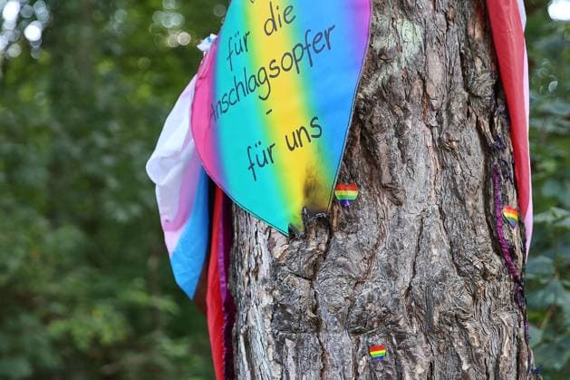 Berlin, Deutschland, 28.07.2026: Sachbeschädigung an Gedenkort für CSD-Anschlag: In Tatort-Nähe haben Menschen auf dem Ahornsteig Blumen niedergelegt, jemand hatte ein Herz aufgehängt. Wie die Berliner Polizei am Dienstag mitteilte, bemerkte ein Zeuge eine zerstörte Vase und ein mutmaßlich angezündetes Herz aus Pappe , wie es hieß. Die Sachbeschädigung sei gegen 13:50 Uhr angezeigt worden. Die weiteren Ermittlungen hat demnach der Polizeiliche Staatsschutz des Landeskriminalamtes übernommen. *** Berlin, Germany, July 28, 2026: Property Damage at Memorial Site for CSD Attack Near the crime scene, people laid flowers on Ahornsteig; someone had hung up a heart. As the Berlin police reported on Tuesday, a witness noticed a destroyed vase and a Copyright: xdtsxNachrichtenagenturx dts_128814