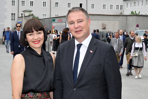 Eröffnung der Salzburger Festspiele 2026, fotografiert am 26.07.26. Das Bild zeigt den Vizekanzler der Republik Österreich und Bundesminister für Wohnen, Kunst, Kultur, Medien und Sport in der Bundesregierung Stocker, Andreas Babler, mit Ehefrau Grafikerin und Illustratorin bei den Kinderfreunden in der Bundesorganisation, Karin Blum 2026 - Eröffnung der Salzburger Festspiele 2026, am 26.07.26
