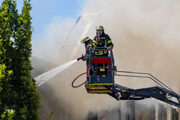 Brand in Lagerhalle Feuerwehr und Polizei im Einsatz Am 28.07.2026 kam es gegen 09:00 Uhr zu einem Brand in einer Lagerhalle in der Gutenbergstraße in Kriftel. Feuerwehr und Polizei sind vor Ort im Einsatz, die Löscharbeiten dauern derzeit an. Aufgrund des Einsatzes sind die Gutenbergstraße sowie die Bachstraße gesperrt. Im Umfeld des Brandortes kann es zu Geruchsbelästigungen kommen. Nach aktuellem Stand besteht keine Gefahr für die Bevölkerung. Kriftel Hessen Deutschland *** Fire in a Warehouse; Fire Department and Police on the Scene On July 28, 2026, at approximately 9:00 a.m., a fire broke out in a warehouse on Gutenbergstraße in Kriftel. The fire department and police are on the scene, and firefighting operations are curre