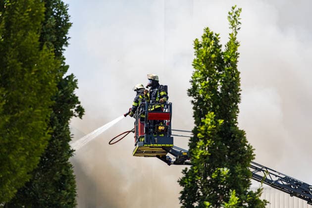 Brand in Lagerhalle Feuerwehr und Polizei im Einsatz Am 28.07.2026 kam es gegen 09:00 Uhr zu einem Brand in einer Lagerhalle in der Gutenbergstraße in Kriftel. Feuerwehr und Polizei sind vor Ort im Einsatz, die Löscharbeiten dauern derzeit an. Aufgrund des Einsatzes sind die Gutenbergstraße sowie die Bachstraße gesperrt. Im Umfeld des Brandortes kann es zu Geruchsbelästigungen kommen. Nach aktuellem Stand besteht keine Gefahr für die Bevölkerung. Kriftel Hessen Deutschland *** Fire in a Warehouse; Fire Department and Police on the Scene On July 28, 2026, at approximately 9:00 a.m., a fire broke out in a warehouse on Gutenbergstraße in Kriftel. The fire department and police are on the scene, and firefighting operations are curre