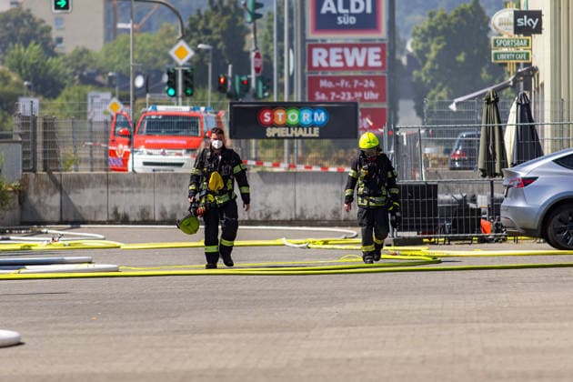 Brand in Lagerhalle Feuerwehr und Polizei im Einsatz Am 28.07.2026 kam es gegen 09:00 Uhr zu einem Brand in einer Lagerhalle in der Gutenbergstraße in Kriftel. Feuerwehr und Polizei sind vor Ort im Einsatz, die Löscharbeiten dauern derzeit an. Aufgrund des Einsatzes sind die Gutenbergstraße sowie die Bachstraße gesperrt. Im Umfeld des Brandortes kann es zu Geruchsbelästigungen kommen. Nach aktuellem Stand besteht keine Gefahr für die Bevölkerung. Kriftel Hessen Deutschland *** Fire in a Warehouse; Fire Department and Police on the Scene On July 28, 2026, at approximately 9:00 a.m., a fire broke out in a warehouse on Gutenbergstraße in Kriftel. The fire department and police are on the scene, and firefighting operations are curre
