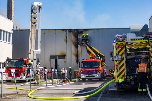 Brand in Lagerhalle Feuerwehr und Polizei im Einsatz Am 28.07.2026 kam es gegen 09:00 Uhr zu einem Brand in einer Lagerhalle in der Gutenbergstraße in Kriftel. Feuerwehr und Polizei sind vor Ort im Einsatz, die Löscharbeiten dauern derzeit an. Aufgrund des Einsatzes sind die Gutenbergstraße sowie die Bachstraße gesperrt. Im Umfeld des Brandortes kann es zu Geruchsbelästigungen kommen. Nach aktuellem Stand besteht keine Gefahr für die Bevölkerung. Kriftel Hessen Deutschland *** Fire in a Warehouse; Fire Department and Police on the Scene On July 28, 2026, at approximately 9:00 a.m., a fire broke out in a warehouse on Gutenbergstraße in Kriftel. The fire department and police are on the scene, and firefighting operations are curre