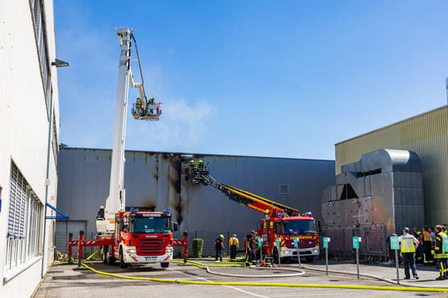 Brand in Lagerhalle Feuerwehr und Polizei im Einsatz Am 28.07.2026 kam es gegen 09:00 Uhr zu einem Brand in einer Lagerhalle in der Gutenbergstraße in Kriftel. Feuerwehr und Polizei sind vor Ort im Einsatz, die Löscharbeiten dauern derzeit an. Aufgrund des Einsatzes sind die Gutenbergstraße sowie die Bachstraße gesperrt. Im Umfeld des Brandortes kann es zu Geruchsbelästigungen kommen. Nach aktuellem Stand besteht keine Gefahr für die Bevölkerung. Kriftel Hessen Deutschland *** Fire in a Warehouse; Fire Department and Police on the Scene On July 28, 2026, at approximately 9:00 a.m., a fire broke out in a warehouse on Gutenbergstraße in Kriftel. The fire department and police are on the scene, and firefighting operations are curre
