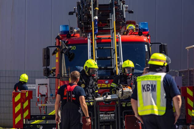 Brand in Lagerhalle Feuerwehr und Polizei im Einsatz Am 28.07.2026 kam es gegen 09:00 Uhr zu einem Brand in einer Lagerhalle in der Gutenbergstraße in Kriftel. Feuerwehr und Polizei sind vor Ort im Einsatz, die Löscharbeiten dauern derzeit an. Aufgrund des Einsatzes sind die Gutenbergstraße sowie die Bachstraße gesperrt. Im Umfeld des Brandortes kann es zu Geruchsbelästigungen kommen. Nach aktuellem Stand besteht keine Gefahr für die Bevölkerung. Kriftel Hessen Deutschland *** Fire in a Warehouse; Fire Department and Police on the Scene On July 28, 2026, at approximately 9:00 a.m., a fire broke out in a warehouse on Gutenbergstraße in Kriftel. The fire department and police are on the scene, and firefighting operations are curre