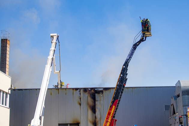 Brand in Lagerhalle Feuerwehr und Polizei im Einsatz Am 28.07.2026 kam es gegen 09:00 Uhr zu einem Brand in einer Lagerhalle in der Gutenbergstraße in Kriftel. Feuerwehr und Polizei sind vor Ort im Einsatz, die Löscharbeiten dauern derzeit an. Aufgrund des Einsatzes sind die Gutenbergstraße sowie die Bachstraße gesperrt. Im Umfeld des Brandortes kann es zu Geruchsbelästigungen kommen. Nach aktuellem Stand besteht keine Gefahr für die Bevölkerung. Kriftel Hessen Deutschland *** Fire in a Warehouse; Fire Department and Police on the Scene On July 28, 2026, at approximately 9:00 a.m., a fire broke out in a warehouse on Gutenbergstraße in Kriftel. The fire department and police are on the scene, and firefighting operations are curre