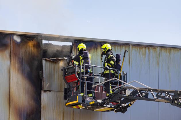 Brand in Lagerhalle Feuerwehr und Polizei im Einsatz Am 28.07.2026 kam es gegen 09:00 Uhr zu einem Brand in einer Lagerhalle in der Gutenbergstraße in Kriftel. Feuerwehr und Polizei sind vor Ort im Einsatz, die Löscharbeiten dauern derzeit an. Aufgrund des Einsatzes sind die Gutenbergstraße sowie die Bachstraße gesperrt. Im Umfeld des Brandortes kann es zu Geruchsbelästigungen kommen. Nach aktuellem Stand besteht keine Gefahr für die Bevölkerung. Kriftel Hessen Deutschland *** Fire in a Warehouse; Fire Department and Police on the Scene On July 28, 2026, at approximately 9:00 a.m., a fire broke out in a warehouse on Gutenbergstraße in Kriftel. The fire department and police are on the scene, and firefighting operations are curre