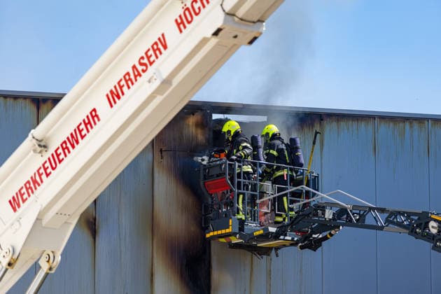 Brand in Lagerhalle Feuerwehr und Polizei im Einsatz Am 28.07.2026 kam es gegen 09:00 Uhr zu einem Brand in einer Lagerhalle in der Gutenbergstraße in Kriftel. Feuerwehr und Polizei sind vor Ort im Einsatz, die Löscharbeiten dauern derzeit an. Aufgrund des Einsatzes sind die Gutenbergstraße sowie die Bachstraße gesperrt. Im Umfeld des Brandortes kann es zu Geruchsbelästigungen kommen. Nach aktuellem Stand besteht keine Gefahr für die Bevölkerung. Kriftel Hessen Deutschland *** Fire in a Warehouse; Fire Department and Police on the Scene On July 28, 2026, at approximately 9:00 a.m., a fire broke out in a warehouse on Gutenbergstraße in Kriftel. The fire department and police are on the scene, and firefighting operations are curre