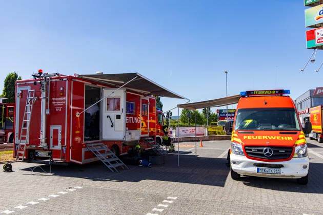Brand in Lagerhalle Feuerwehr und Polizei im Einsatz Am 28.07.2026 kam es gegen 09:00 Uhr zu einem Brand in einer Lagerhalle in der Gutenbergstraße in Kriftel. Feuerwehr und Polizei sind vor Ort im Einsatz, die Löscharbeiten dauern derzeit an. Aufgrund des Einsatzes sind die Gutenbergstraße sowie die Bachstraße gesperrt. Im Umfeld des Brandortes kann es zu Geruchsbelästigungen kommen. Nach aktuellem Stand besteht keine Gefahr für die Bevölkerung. Kriftel Hessen Deutschland *** Fire in a Warehouse; Fire Department and Police on the Scene On July 28, 2026, at approximately 9:00 a.m., a fire broke out in a warehouse on Gutenbergstraße in Kriftel. The fire department and police are on the scene, and firefighting operations are curre