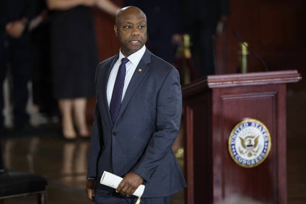 July 28, 2026, Washington, District Of Columbia, USA: WASHINGTON, DC - JULY 28: U.S. Sen. Tim Scott (R-SC) pays his respects during a memorial tribute for the late U.S. Sen. Lindsey Graham (R-SC) in the Rotunda of the U.S. Capitol on July 28, 2026 in Washington, DC. Graham, who was elected to the Senate in 2002, died suddenly on July 11th from an aortic dissection. He was 71 years old Washington USA  - ZUMAs152 20260728_faa_s152_094 Copyright: xWinxMcNameex-xPoolxviaxCNPx