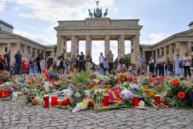 Berlin, Deutschland, 28.07.2026: Pariser Platz: Vor dem Brandenburger Tor haben Menschen in Trauer Blumen abgelegt, um der Opfer des Anschlags auf den Christopher-Street-Day zu gedenken. *** Berlin, Germany, July 28, 2026, Pariser Platz: In front of the Brandenburg Gate, mourners laid flowers to commemorate the victims of the attack on Christopher Street Day. Copyright: xdtsxNachrichtenagenturx dts_128815