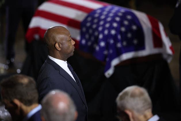 July 28, 2026, Washington, District Of Columbia, USA: WASHINGTON, DC - JULY 28: U.S. Sen. Tim Scott (R-SC) pays his respects during a memorial tribute for the late U.S. Sen. Lindsey Graham (R-SC) in the Rotunda of the U.S. Capitol on July 28, 2026 in Washington, DC. Graham, who was elected to the Senate in 2002, died suddenly on July 11th from an aortic dissection. He was 71 years old Washington USA  - ZUMAs152 20260728_faa_s152_128 Copyright: xWinxMcNameex-xPoolxviaxCNPx
