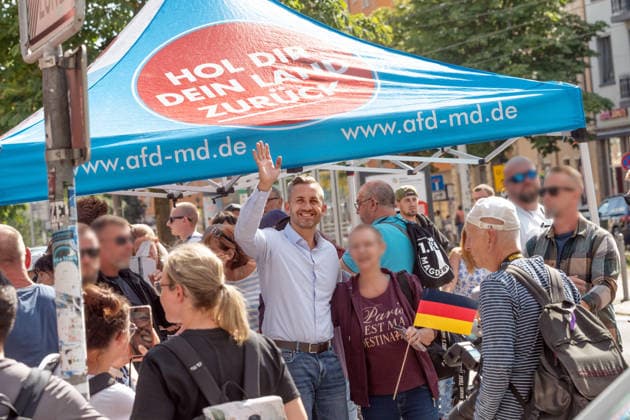 Ulrich Siegmund, AfD Spitzenkandidat auf Wahlkampftour in Sachsen-Anhalt, AfD-Infostand in Magdeburg, 28. Juli 2026 Deutschland, Magdeburg, 28. Juli 2026, Ulrich Siegmund, AfD-WSpitzenkandidat bei den Landtagswahlen in Sachsen-Anhalt am 6. September, Wahlkampfstand an der Ecke Goldschmiedebrücke - Breiter Weg, Wahlslogan: Hol dir dein Land zurück, viele Wähler kommen, um ein Selfie mit dem Spitzenkandidaten zu machen, rechtsextreme Landespartei, Politiker, Politik, *** Ulrich Siegmund, AfD lead candidate on the campaign trail in Saxony-Anhalt, AfD information booth in Magdeburg, July 28, 2026, Germany, Magdeburg, July 28, 2026, Ulrich Siegmund, AfD’s top candidate in the state elections in Saxony-Anhalt on September 6, campaign booth at