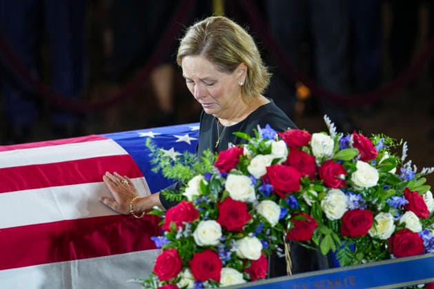 July 28, 2026, Washington, District Of Columbia, USA: U.S. Senator Darline Graham (R-SC), sister of late U.S. Senator Lindsey Graham (R-SC), mours by his casket, during a Congressional Tribute to late U.S. Senator Lindsey Graham (R-SC) at the Rotunda of the U.S. Capitol in Washington, D.C., U.S., July 28, 2026 Washington USA - ZUMAs152 20260728_faa_s152_134 Copyright: xNathanxHowardx-xPoolxviaxCNPx