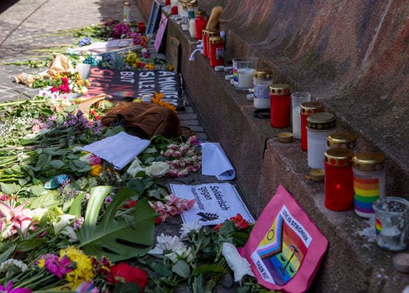 July 28, 2026, Leipzig, Saxony, Germany: Flowers and candles are placed at a spontaneous memorial in Leipzig in solidarity with the victims of the attack during Berlin s Christopher Street Day (CSD). The tribute expresses grief, remembrance, and support for the LGBTQ+ community following the deadly attack. Leipzig Germany  - ZUMAc291 20260728_zip_c291_003 Copyright: xMariaxCastrox