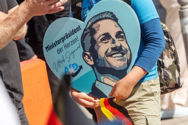 Ulrich Siegmund, Ministerpräsident der Herzen, AfD-Fanartikel in Herzform mit Autogramm, Siegmund ist AfD Spitzenkandidat in Sachsen-Anhalt, AfD-Infostand in Magdeburg, 28. Juli 2026 Deutschland, Magdeburg, 28. Juli 2026, Ulrich Siegmund, Ministerpräsident der Herzen, AfD-Fanartikel in Herzform mit Autogramm, Siegmund ist AfD-WSpitzenkandidat bei den Landtagswahlen in Sachsen-Anhalt am 6. September, Wahlkampfstand an der Ecke Goldschmiedebrücke - Breiter Weg, rechtsextreme Landespartei, Politiker, Politik, *** Ulrich Siegmund, Minister President of Hearts, heart-shaped AfD fan merchandise with autograph; Siegmund is the AfD s top candidate in Saxony-Anhalt; AfD information booth in Magdeburg, July 28, 2026; Germany, Magdeburg, July 28,