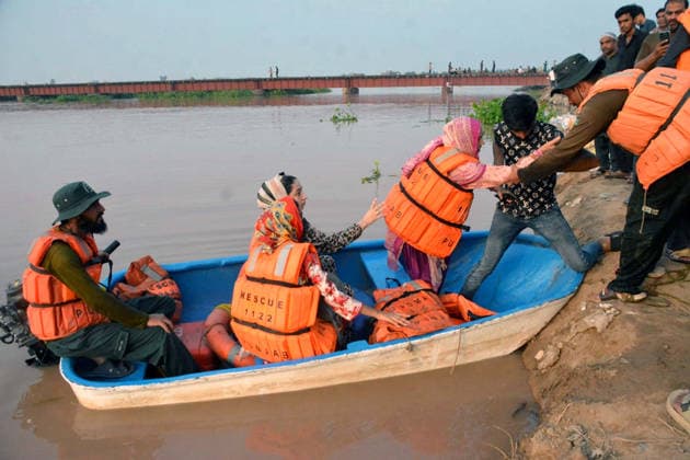 RECORD DATE NOT STATED Rescue officials are busy in relief and rescue operation to help people affected by flash flood due to heavy downpour, at Pathan Colony Tehsil Ferozwala near Lahore on Tuesday, July 28, 2026. Three children from the same family drowned after a canal embankment broke in Ferozwala Pathan Colony, bringing the death toll from ongoing monsoon rains across affected regions to 32, according to the PDMA. (Babar Shah PPI Images). EDITORIAL USE ONLY Copyright: xx AR-ZM-280726x ppiphotos484139