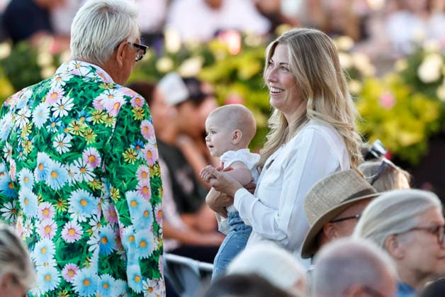 STOCKHOLM, SVERIGE 20260728 Lars-Ake Wilhelmsson med Sigrid Bernson fran Let s Dance och hennes baby under Allsang pa Skansen pa tisdagskvällen. STOCKHOLM SVERIGE x60160x *** STOCKHOLM, SWEDEN 20260728 Lars Ake Wilhelmsson with Sigrid Bernson from *Let s Dance* and her baby during *Allsang pa Skansen* on Tuesday evening STOCKHOLM, SWEDEN x60160x  Copyright: xStefanxJerrevang TTx ALLSANG PA SKANSEN JVjoQrc7XEg