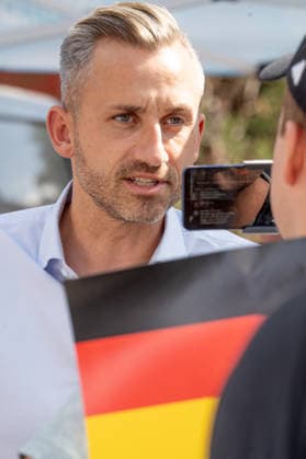 Ulrich Siegmund, AfD Spitzenkandidat auf Wahlkampftour in Sachsen-Anhalt, AfD-Infostand in Magdeburg, 28. Juli 2026 Deutschland, Magdeburg, 28. Juli 2026, Ulrich Siegmund, AfD-Spitzenkandidat bei den Landtagswahlen in Sachsen-Anhalt am 6. September, Deutschlandfahne, Wahlkampfstand an der Ecke Goldschmiedebrücke - Breiter Weg, Wahlslogan: Hol dir dein Land zurück, viele Wähler kommen, um ein Selfie mit dem Spitzenkandidaten zu machen, rechtsextreme Landespartei, Politiker, Politik, *** Ulrich Siegmund, AfD lead candidate on the campaign trail in Saxony-Anhalt, AfD information booth in Magdeburg, July 28, 2026, Germany, Magdeburg, July 28, 2026, Ulrich Siegmund, AfD’s top candidate in the state elections in Saxony-Anhalt on September 6, G